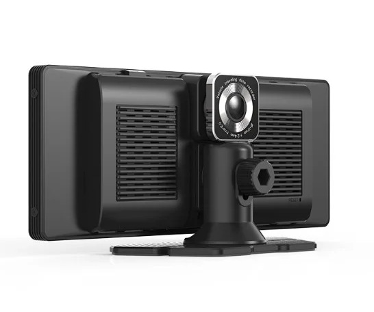 Czarny rejestrator danych pojazdu z kamerą, ekranem i regulowanym uchwytem na białej powierzchni, pod kątem.