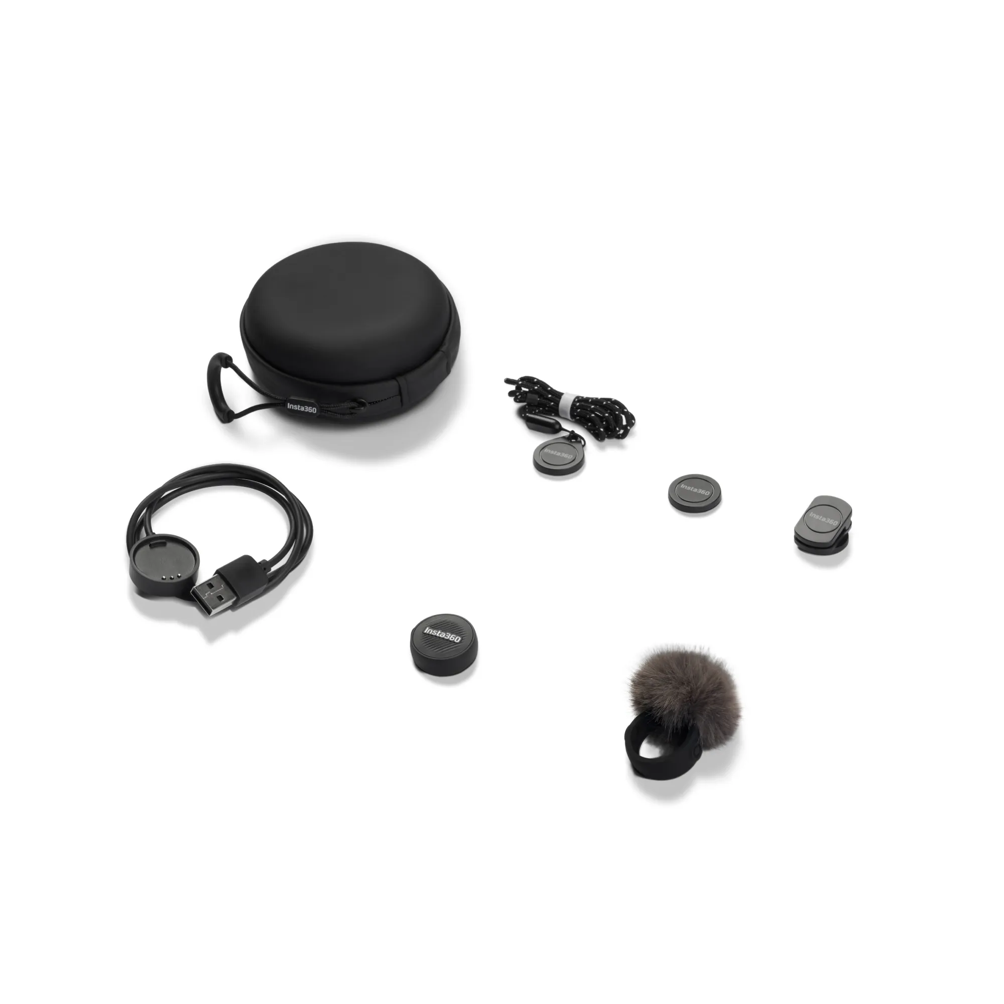 Verschiedenes Inst360-Zubehör auf Weiß, darunter ein Etui, ein Ladekabel, Objektivkappen, ein Gurt und ein Fell-Mikrofonbezug.