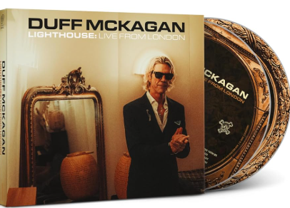 Duff McKagan Albumcover. McKagan mit Sonnenbrille, neben einem Spiegel stehend. Album sichtbar mit CD. Titel: Lighthouse: Live From London.