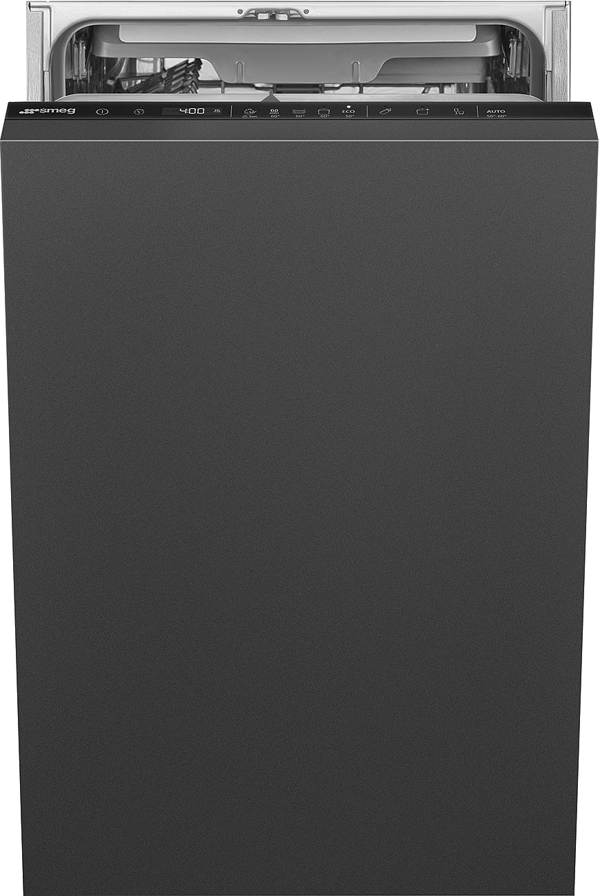 Ein schwarzer Smeg-Geschirrspüler mit geöffneter Tür. Das Bedienfeld hat Tasten und ein digitales Display mit 4:00.