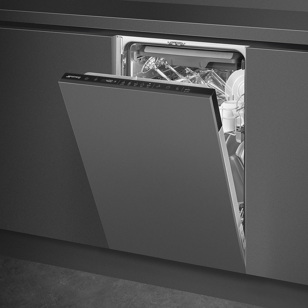 Geöffnete graue Spülmaschine mit Geschirr. Sie ist in einen dunkelgrauen Küchenschrank eingebaut.