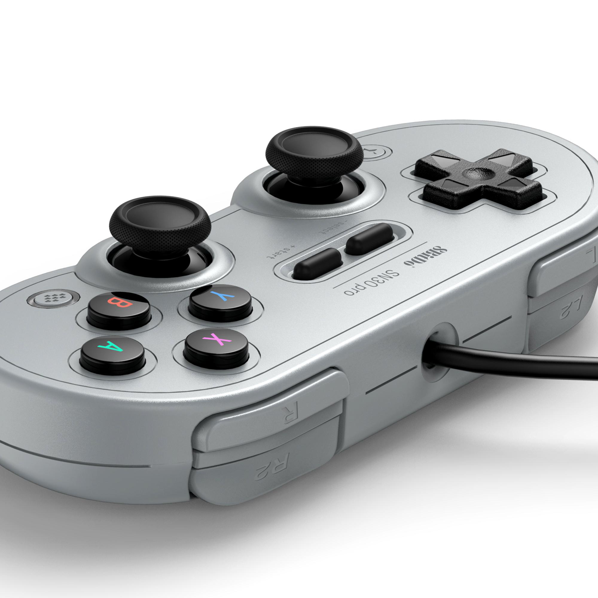 Silberner SN30 Pro-Controller. Schwarze Analogsticks, D-Pad und Tasten. Schwarzes Kabel befestigt. Tasten: A, B, X, Y, Start, Select.