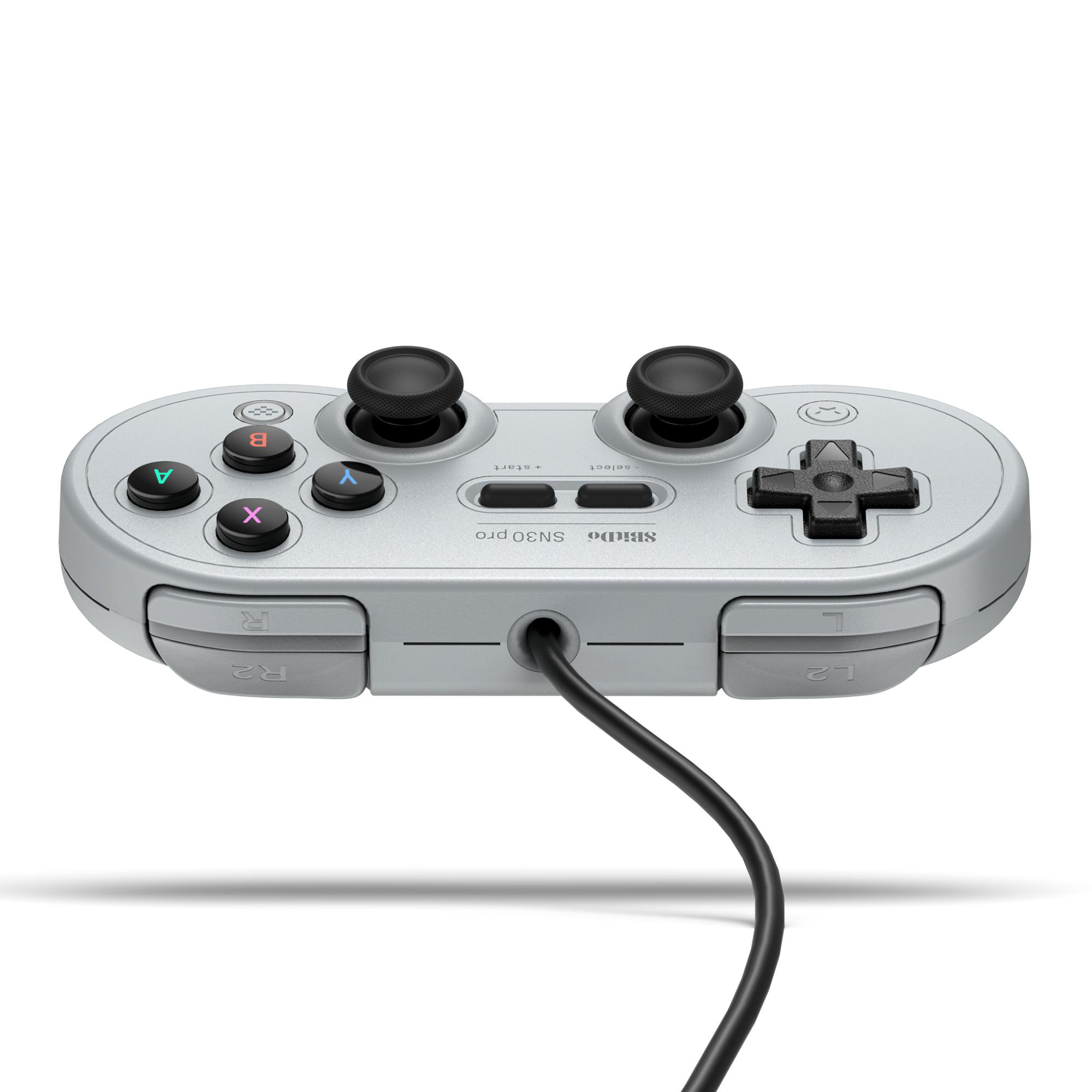 Ein grauer SN30 Pro-Controller mit Knöpfen und Joysticks, verbunden mit einem schwarzen Kabel, auf weißem Hintergrund.