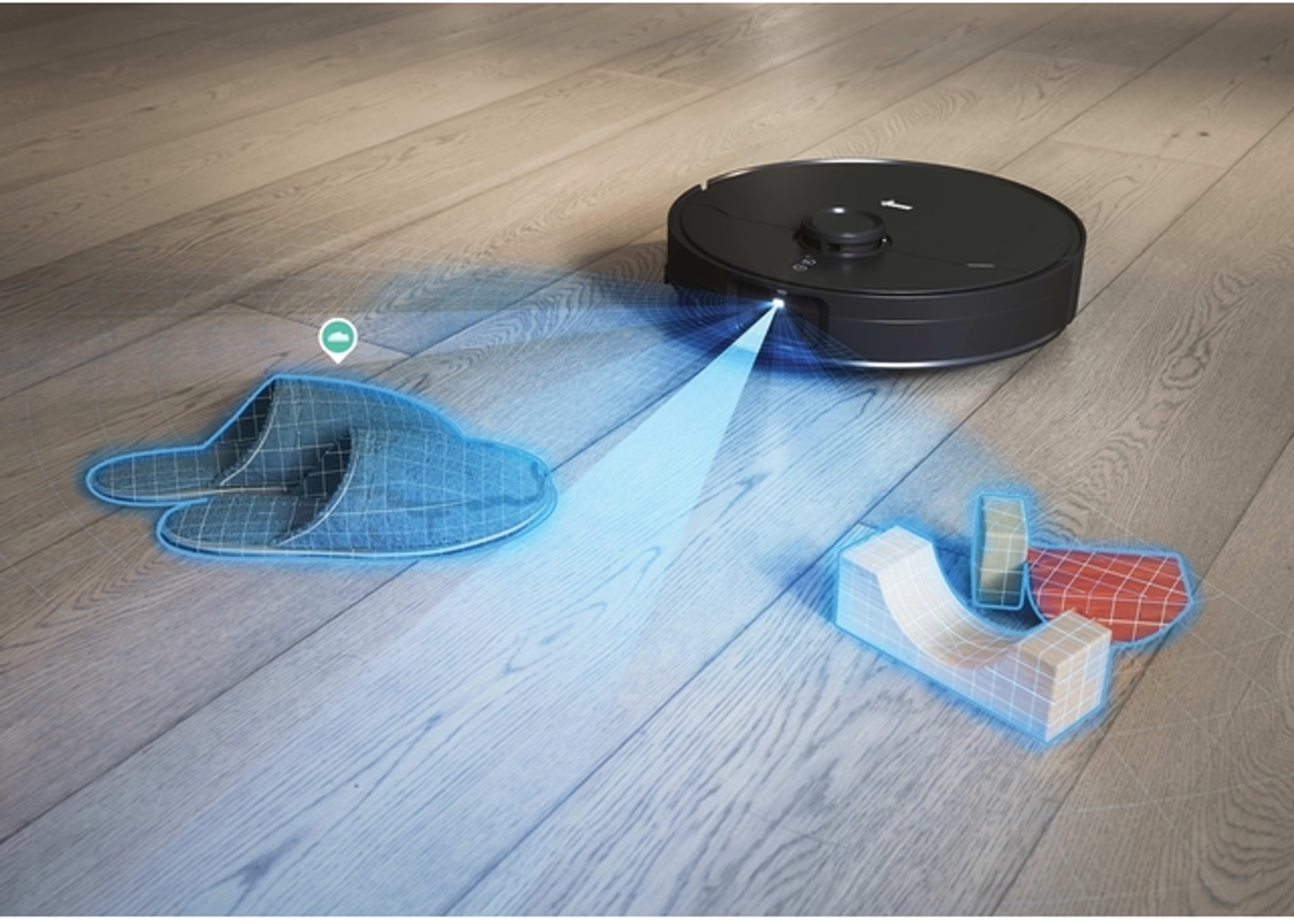 Un aspirapolvere robot nero scansiona il pavimento in legno. I contorni virtuali mostrano ostacoli come pantofole e uno scaffale per scarpe.
