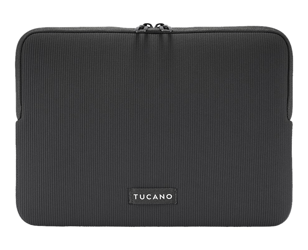 Una custodia nera per laptop con cerniera e il marchio 'Tucano'. La custodia ha una trama a coste e angoli arrotondati.