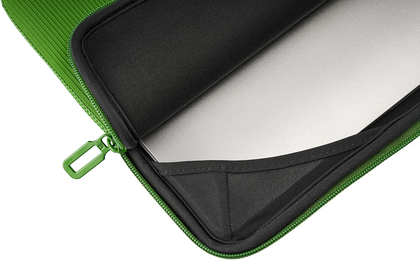 Grüne Laptoptasche teilweise geöffnet, zeigt einen silbernen Laptop. Schwarzer Innenraum mit Reißverschluss und grünen Akzenten. Weißer Hintergrund.