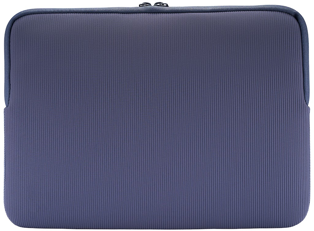 Gros plan sur une housse d'ordinateur portable bleue avec une fermeture éclair. La housse a une surface texturée avec des lignes verticales.