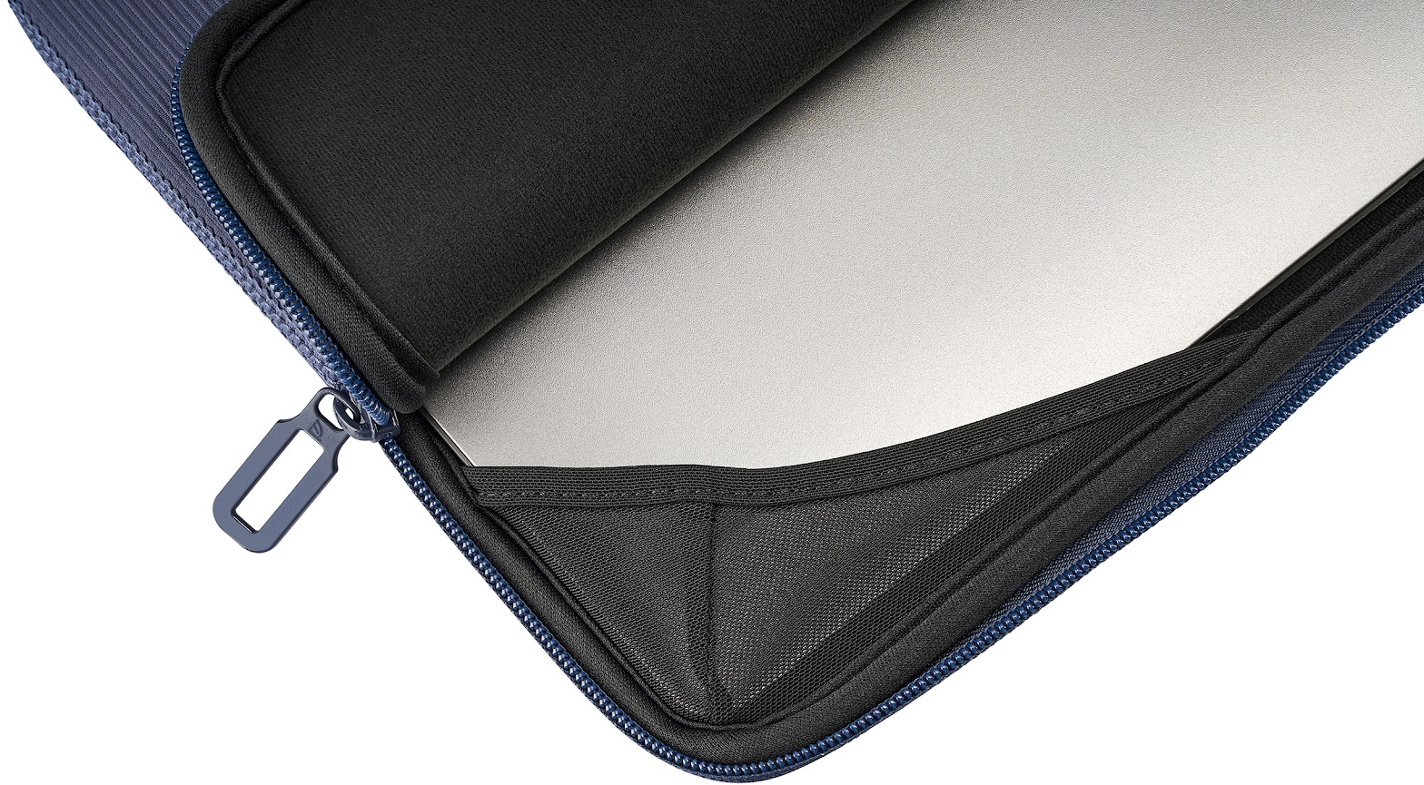 Étui pour ordinateur portable ouvert. L'étui est bleu avec une fermeture éclair. À l'intérieur, un ordinateur portable argenté. L'intérieur est noir.