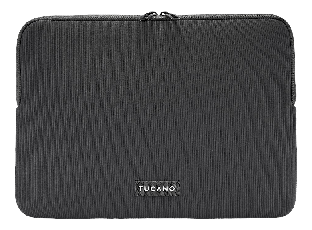 Una custodia per laptop grigio scuro con texture a coste verticali e cerniera. Una piccola etichetta dice 'Tucano'.