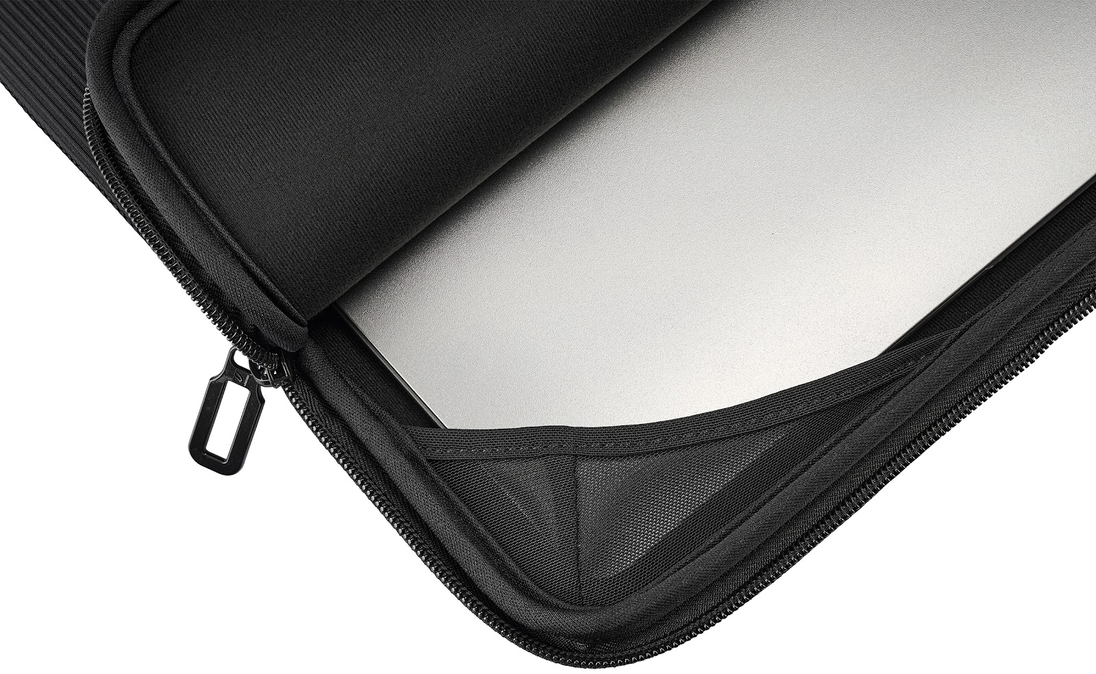 Una custodia nera per laptop parzialmente aperta con un laptop argentato all'interno. La custodia ha una cerniera e una maniglia nera.
