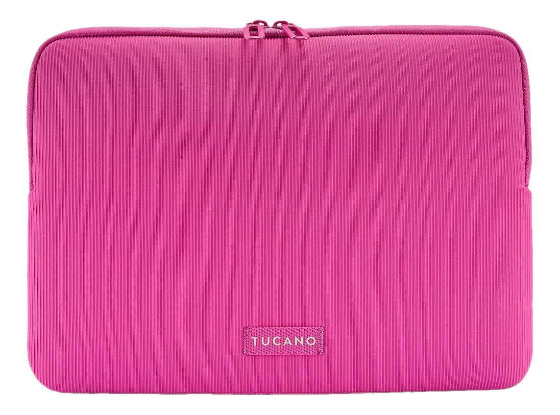 Una custodia rosa per laptop Tucano. È rettangolare con nervature verticali. Una cerniera corre in alto e un logo in basso.