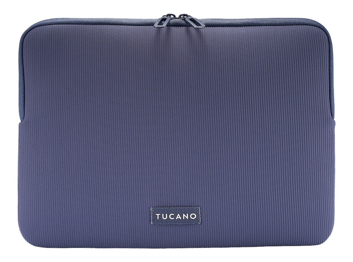 Eine marineblaue Tucano Laptoptasche. Sie hat oben einen Reißverschluss und unten den Markennamen. Die Oberfläche hat vertikale Linien.
