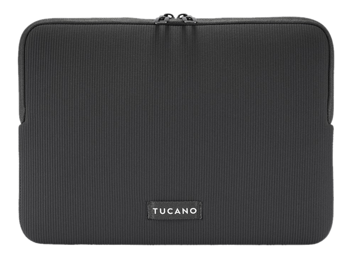 Une housse noire pour ordinateur portable avec une texture côtelée verticale et une fermeture éclair en haut. L'étiquette 'TUCANO' est visible en bas.