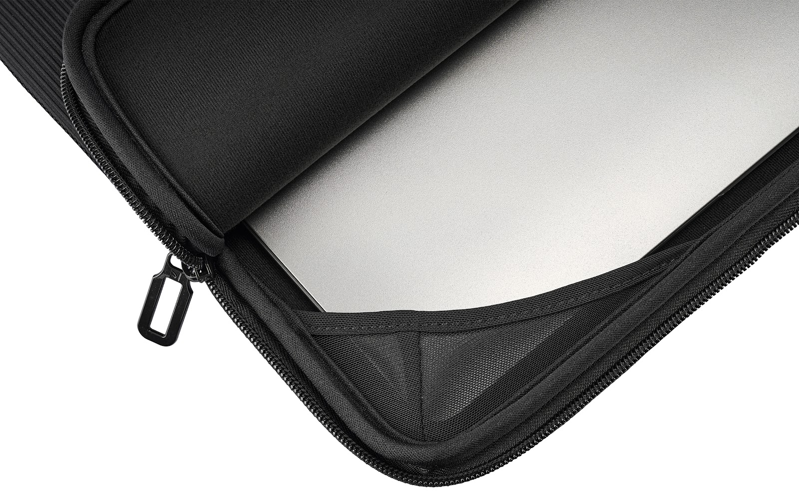 Une housse noire pour ordinateur portable avec un ordinateur portable argenté partiellement à l'intérieur. La housse est ouverte.