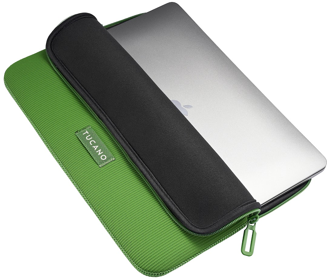 Un laptop argentato è dentro una custodia verde. La custodia ha un interno nero e una cerniera verde. Il marchio 'Tucano' è visibile.
