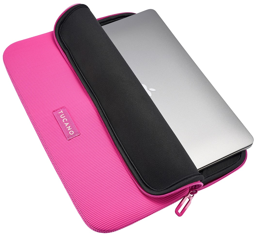 Un ordinateur portable dans un étui rose Tucano. L'étui est ouvert, révélant l'ordinateur portable argenté. Fermeture éclair et doublure noires. L'étui a une surface texturée.