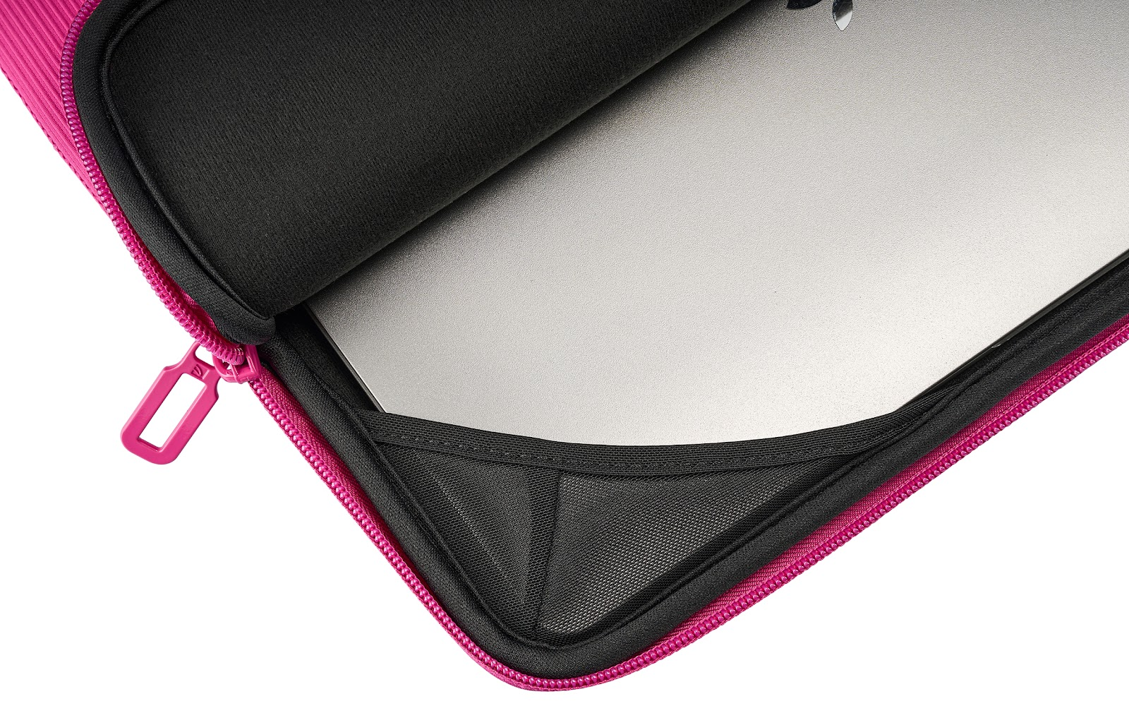 Ordinateur portable dans un étui rose et noir, partiellement zippé. La fermeture éclair est rose. L'ordinateur portable est argenté.