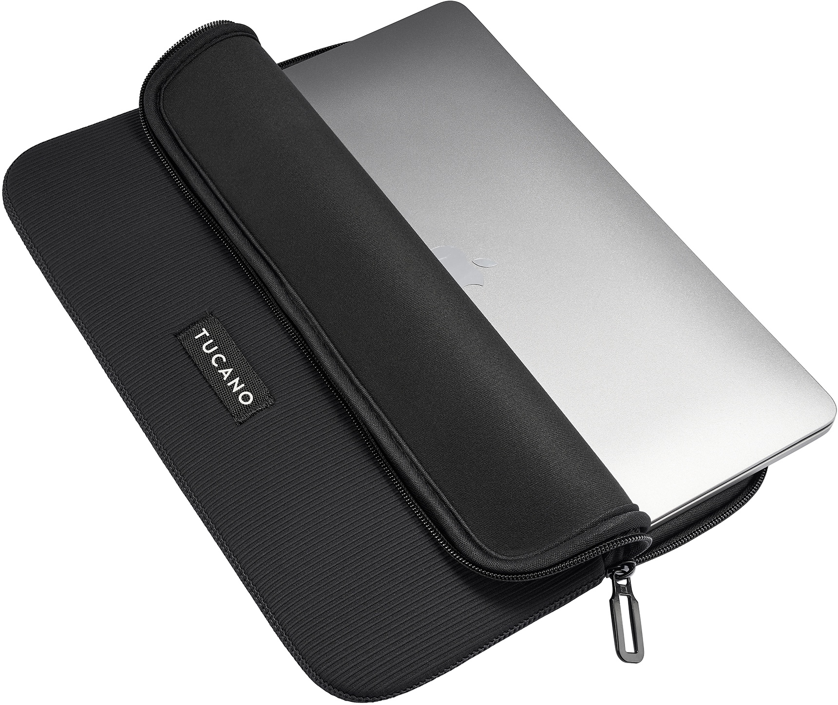 Una custodia nera per laptop con un laptop argentato all'interno. La custodia è aperta, mostrando lo schermo del laptop. Il marchio 'Tucano' è visibile.