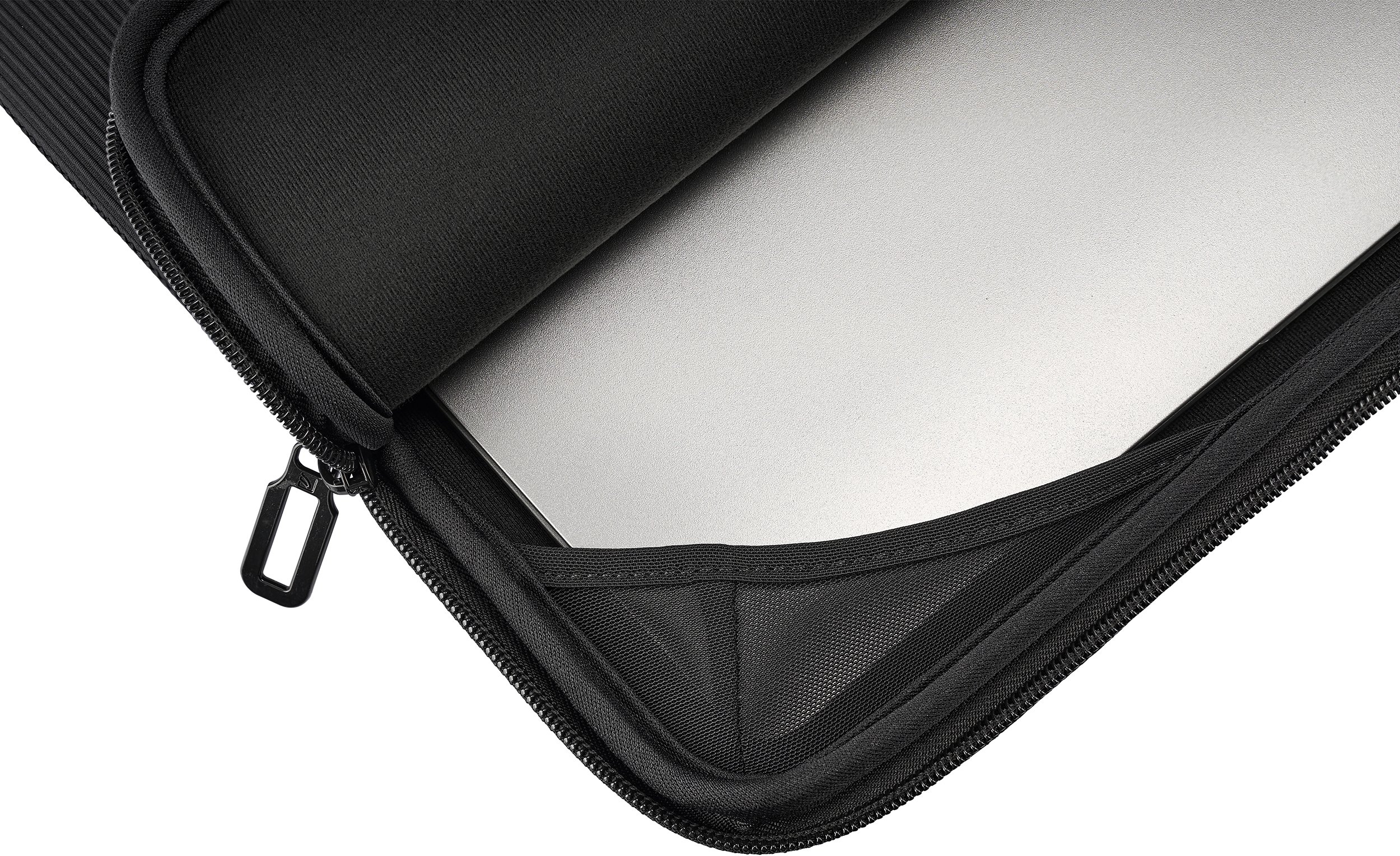 Primo piano di una custodia nera per laptop con un laptop argentato all'interno. La custodia è aperta, rivelando il laptop. Sfondo bianco.