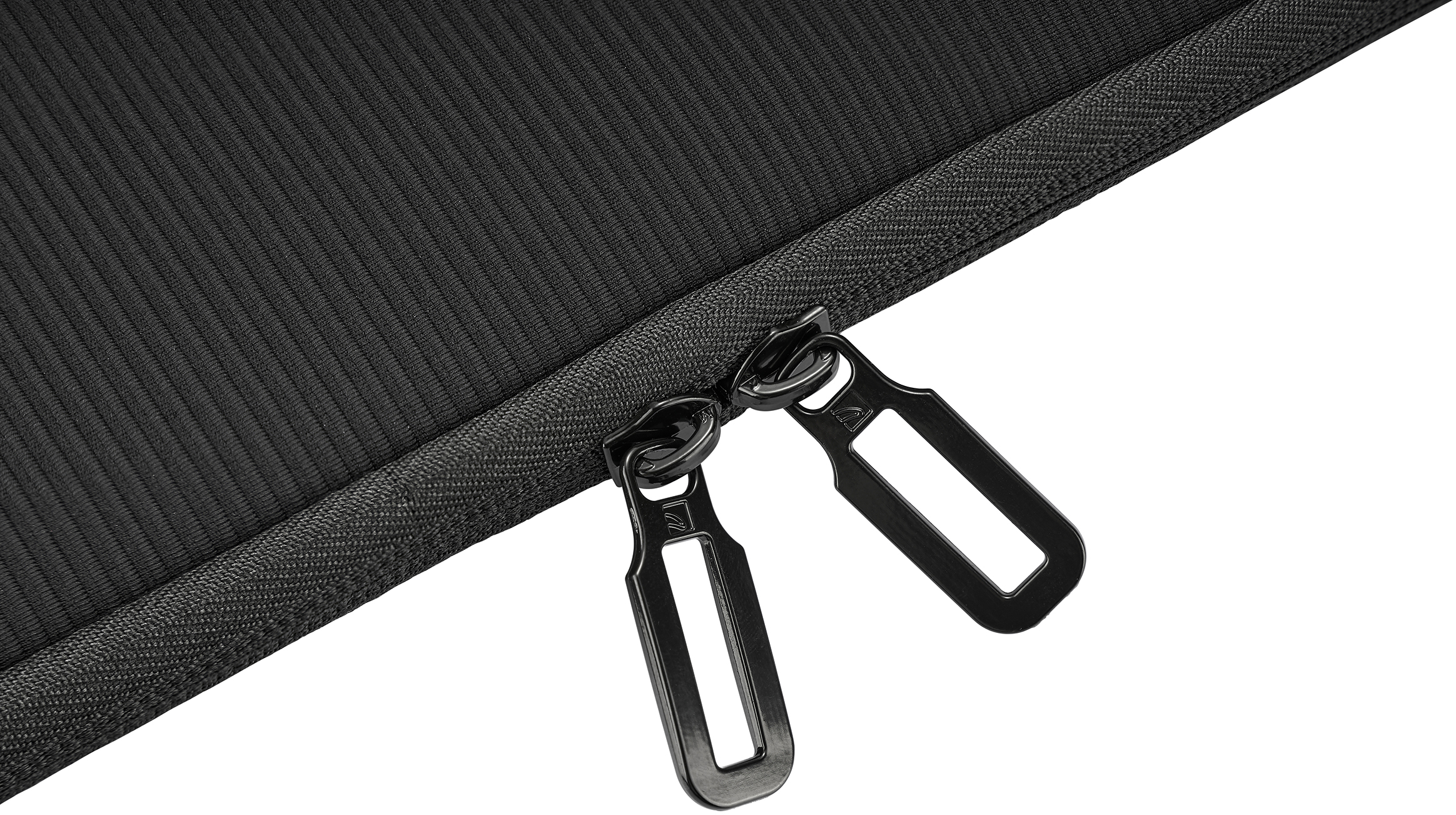Primo piano di una borsa nera con due cerniere. La borsa ha una superficie strutturata. Le cerniere sono nere.