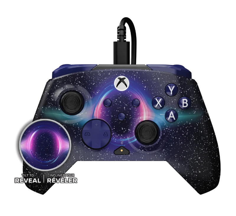 Kontroler Xbox z kosmicznym wzorem. Posiada przyciski i kabel USB. Kontroler ma okrągły element ujawniający.