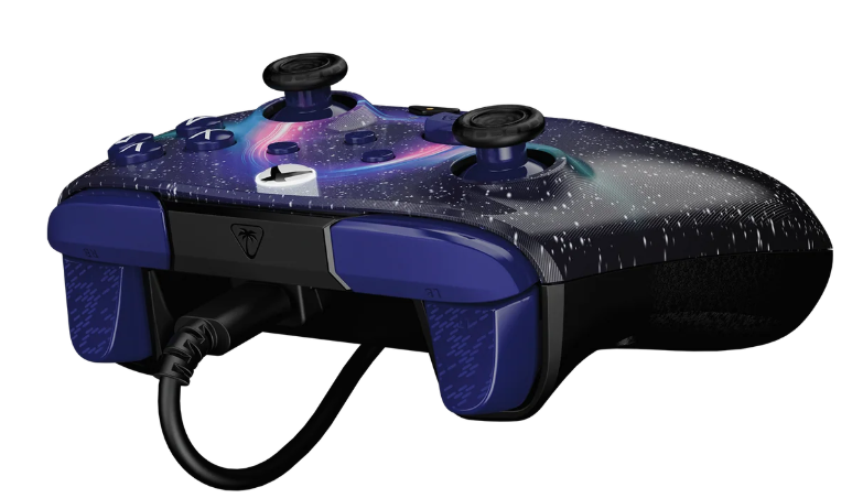 Kontroler do gier z kosmicznym designem. Ma niebieskie i czarne kolory z wzorem galaktyki i czarny kabel.