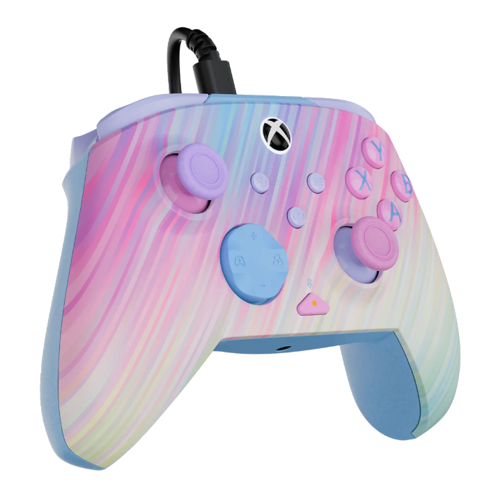 Kontroler Xbox z pastelowym wzorem wiru. Ma różowe i niebieskie przyciski, z czarnym kablem.