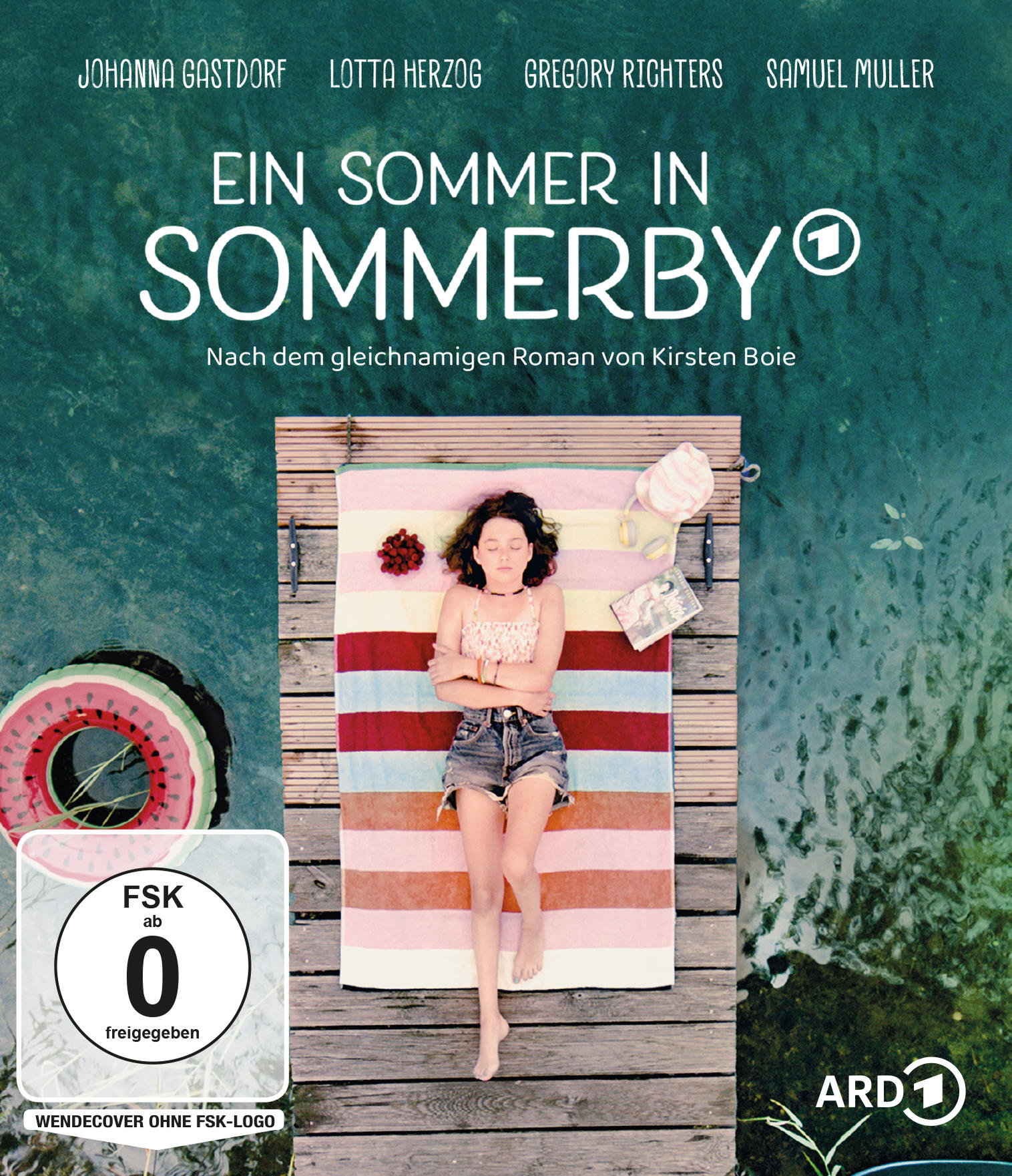 Eine Frau liegt auf einem gestreiften Handtuch auf einem Holzsteg, mit einem Wassermelonen-Schwimmer und Wasser drumherum. Der Filmtitel steht über ihr.