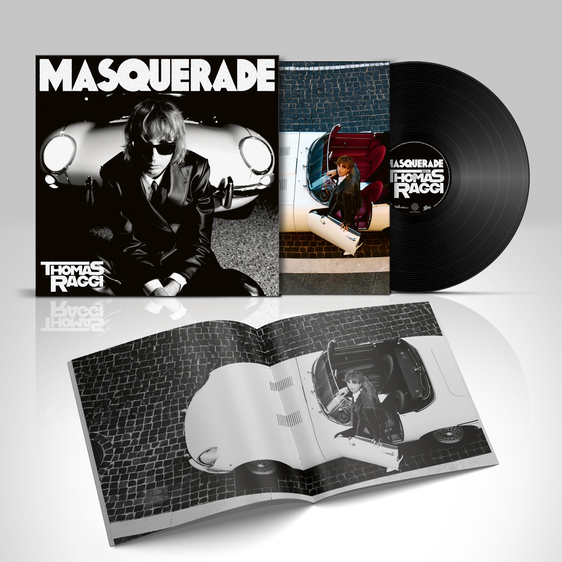 Albumcover: Mann in Anzug, Sonnenbrille und Auto. Schallplatte und Broschüre. Titel: Masquerade. Künstler: Thomas Raggi.