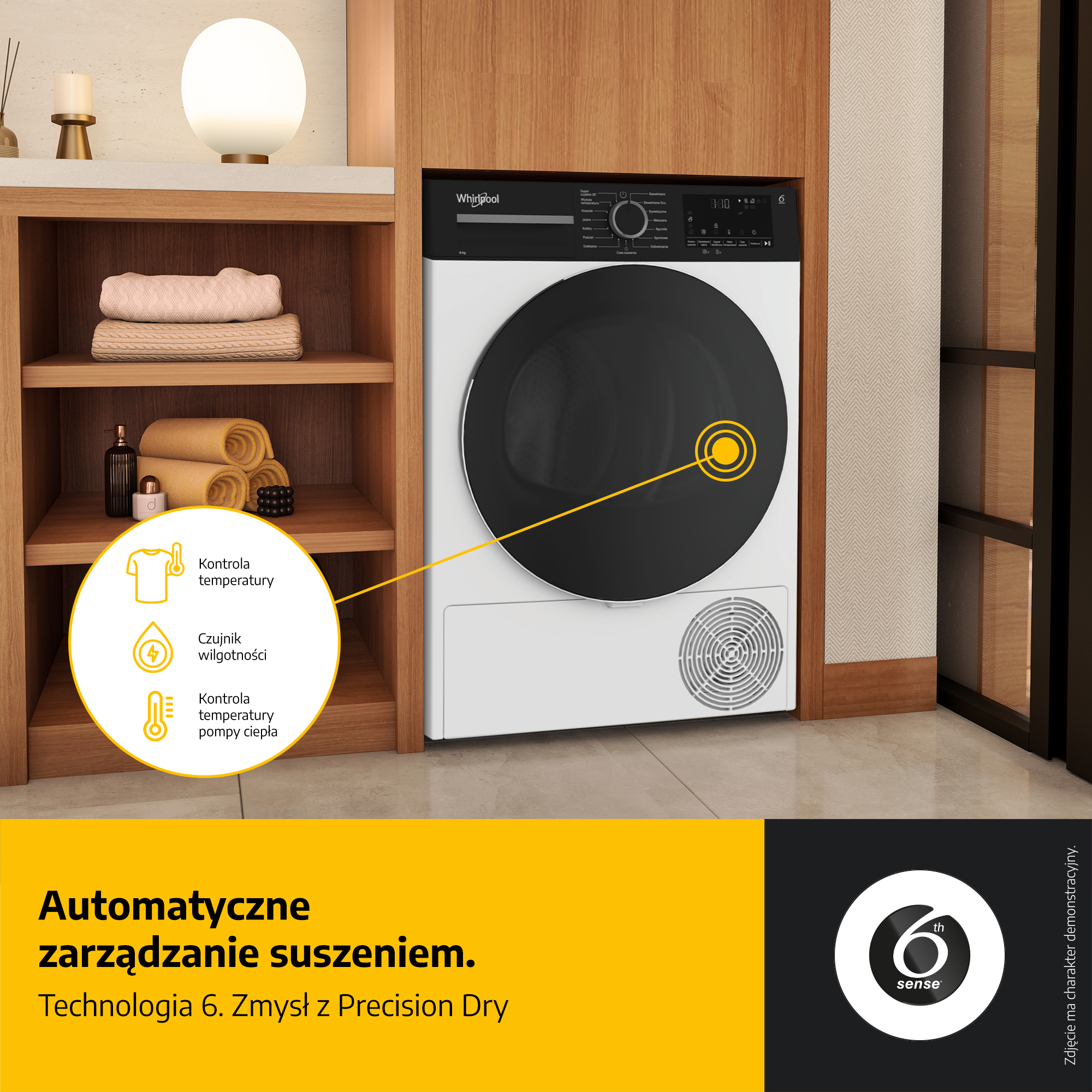 Biała suszarka Whirlpool z czarnymi drzwiami stoi obok drewnianych półek z ręcznikami i lampą.