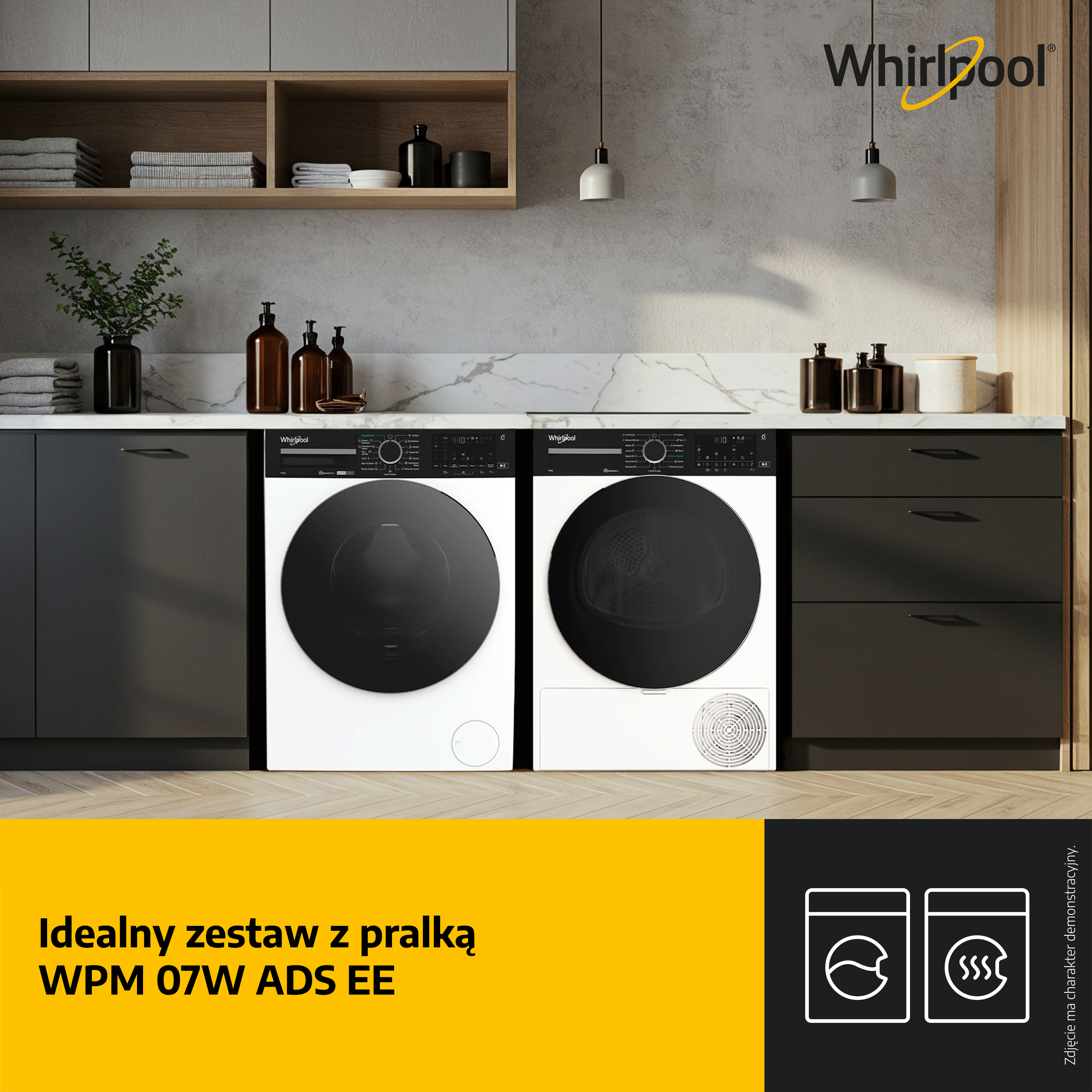 Scena kuchenna z dwoma białymi pralkami Whirlpool, czarnymi szafkami i drewnianymi półkami z ręcznikami.