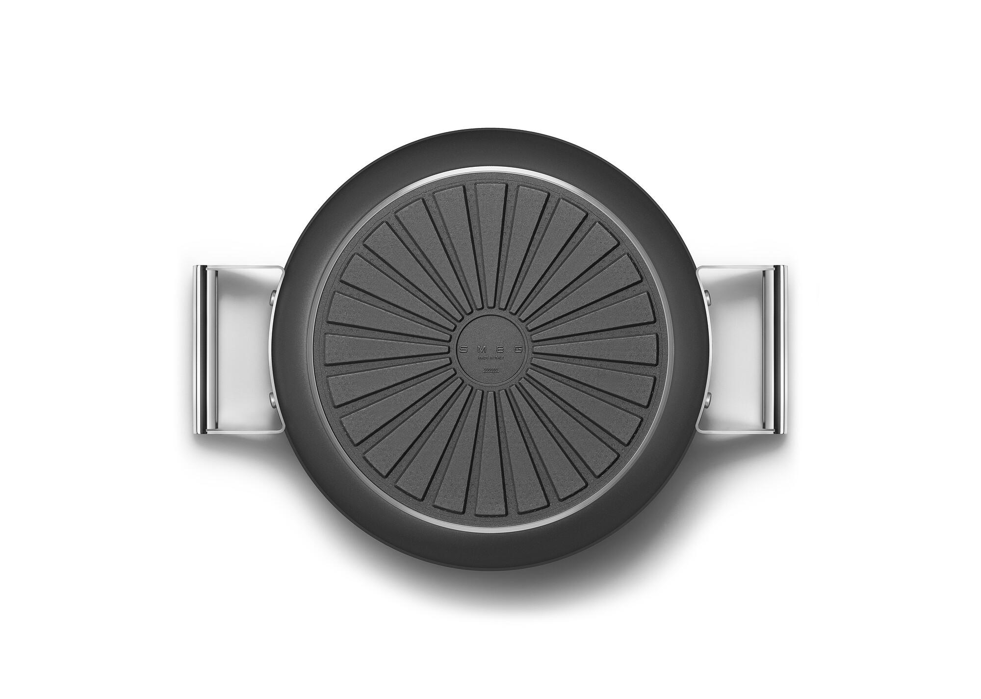 Draufsicht auf eine schwarze Bratpfanne mit silbernen Griffen auf weißem Hintergrund. Der Pfannenboden hat ein strukturiertes, strahlenförmiges Design.