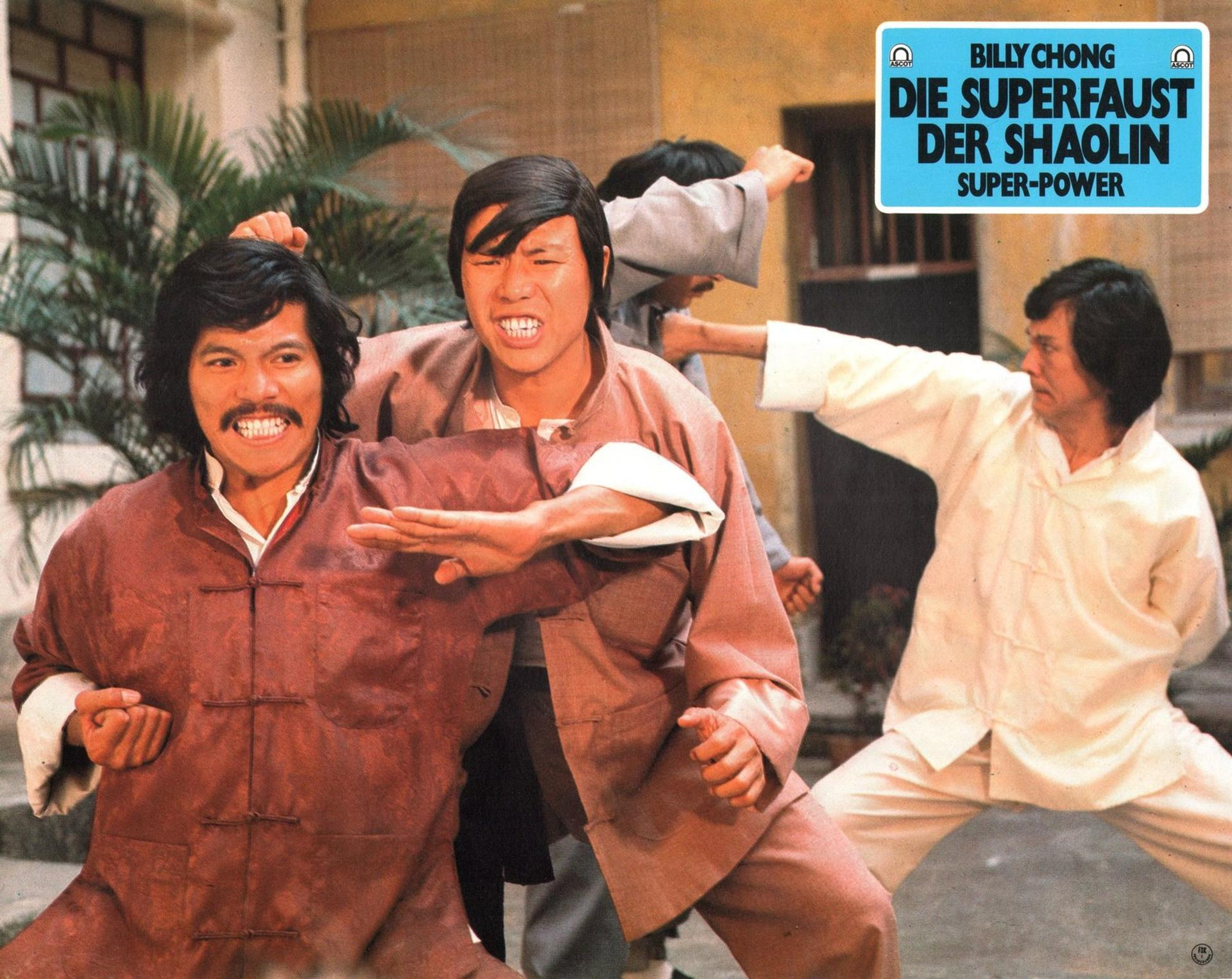 Männer in Kampfsportposen, einer boxt, andere verteidigen sich. Titelkarte: 'Die Superfaust der Shaolin'.