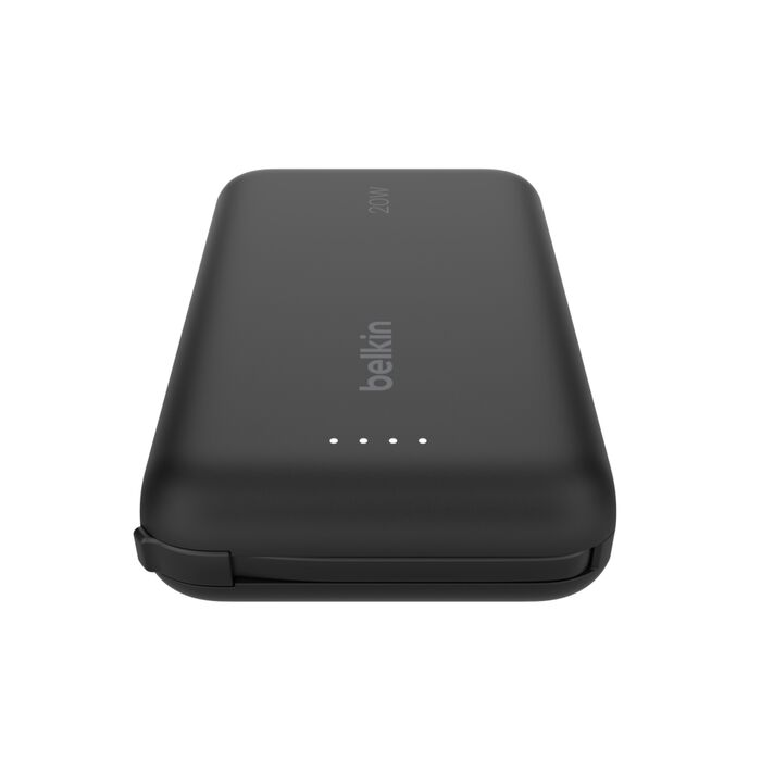 Batería externa Belkin 20W negra. Tiene superficie lisa, luces indicadoras blancas y el logo Belkin.