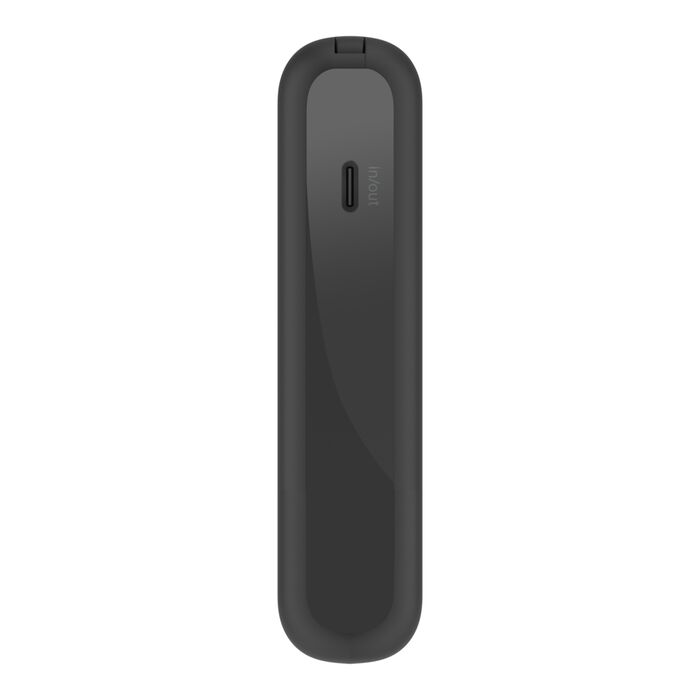 Un power bank rectangular negro con la parte superior e inferior redondeadas. Tiene un puerto de entrada/salida en la parte superior.
