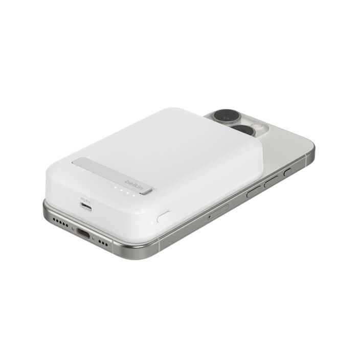 Un banco de energía Belkin blanco está conectado a un iPhone plateado. El banco de energía tiene un acento plateado y el logo Belkin.