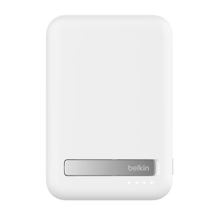 Un power bank Belkin blanco con un acento plateado. Tiene el logo de Belkin y cuatro luces indicadoras. El dispositivo tiene esquinas redondeadas.