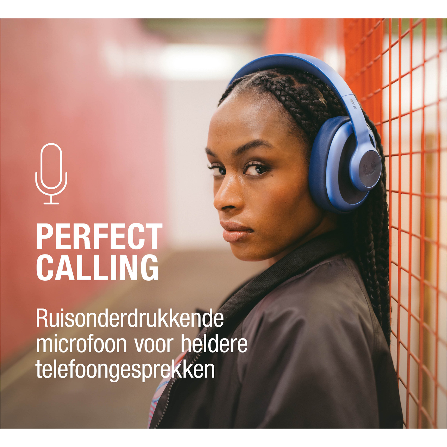 Een vrouw met een blauwe koptelefoon kijkt naar de camera. Tekst: 'PERFECT CALLING' en 'Ruis onderdrukkende microfoon voor heldere telefoongesprekken'.