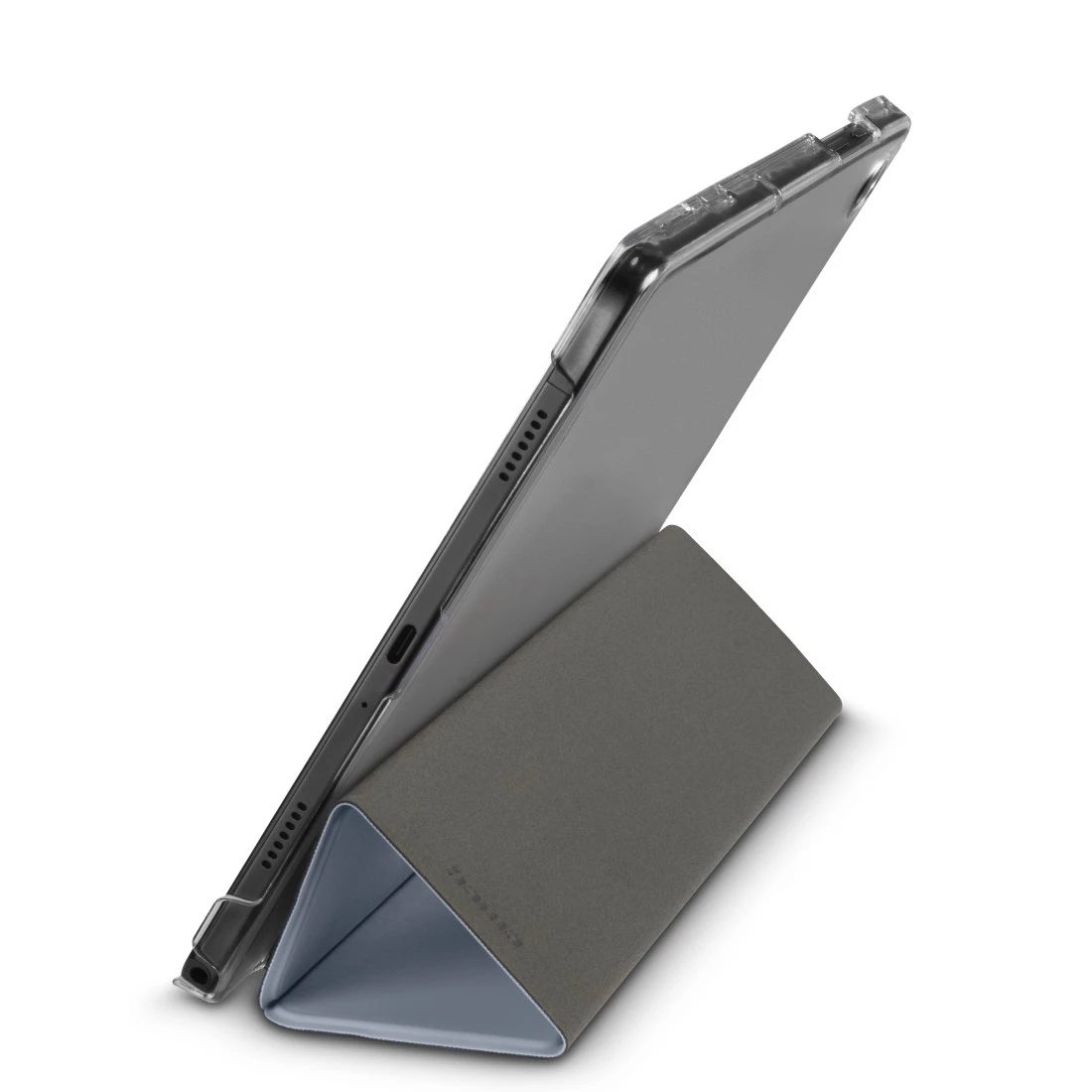 Tablet in einem grauen Ständer. Das Tablet ist grau und in einer transparenten Hülle eingeschlossen. Der Ständer hat eine dreieckige Form, außen grau.