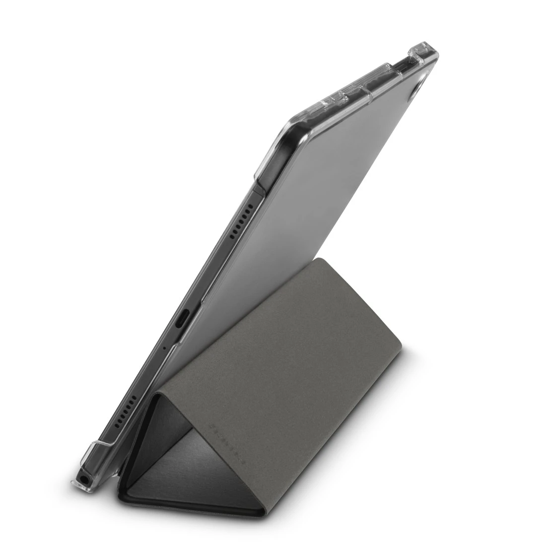 Tablet in einer durchsichtigen Hülle, die von einem grauen, dreieckigen Ständer auf einer weißen Oberfläche gehalten wird.