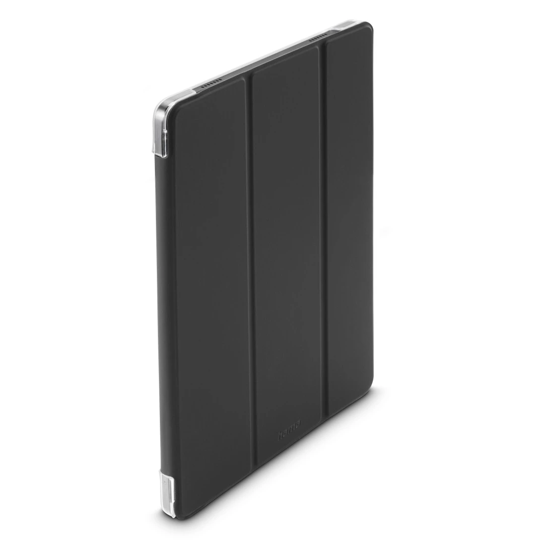 Gezeigt wird eine schwarze Tablet-Hülle mit Magnetverschluss. Die Hülle ist angewinkelt und zeigt einen silbernen Rand und das 'hama'-Logo.