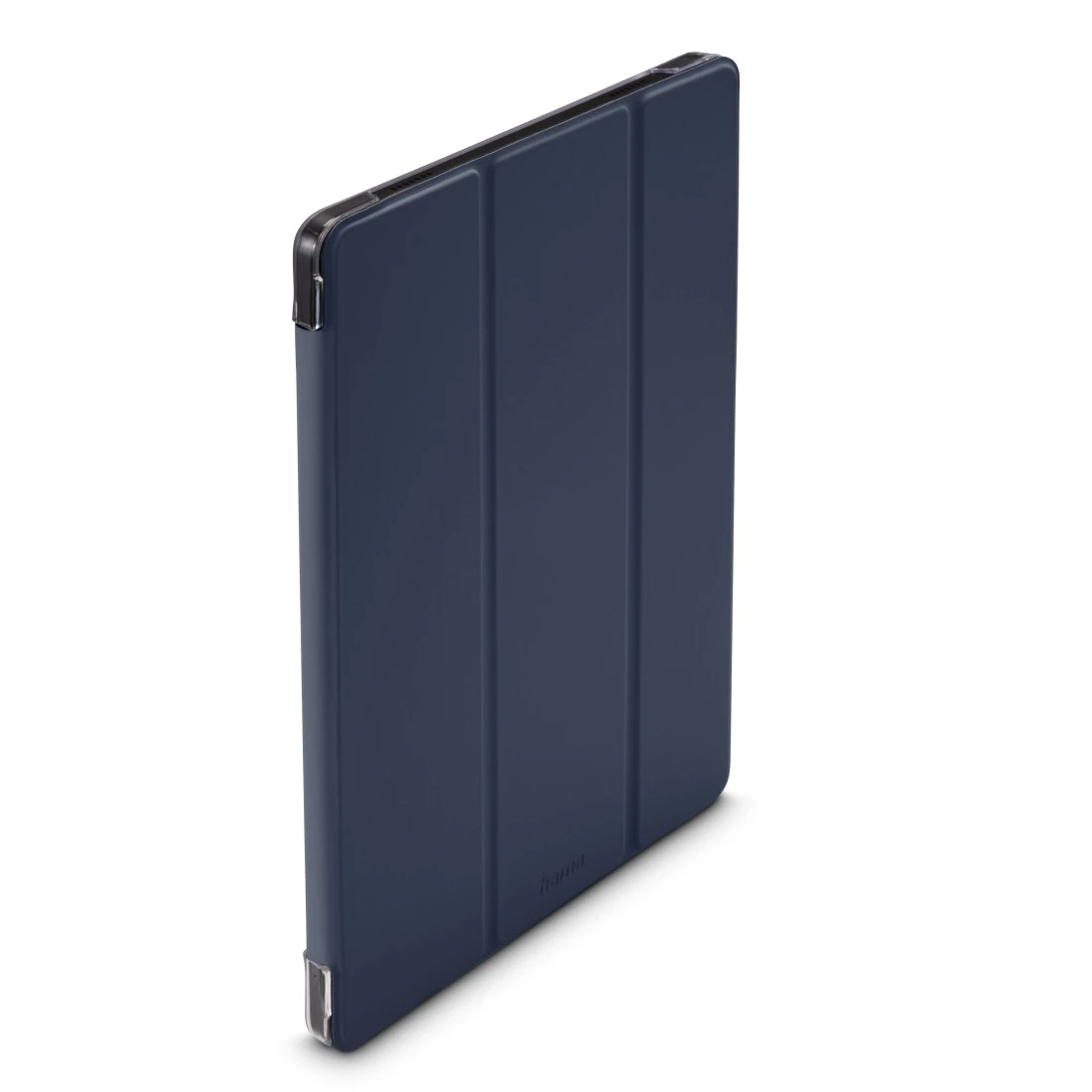 Eine marineblaue Tablet-Hülle, aufrecht, mit gefaltetem Deckel. Der Markenname 'hama' ist unten sichtbar.
