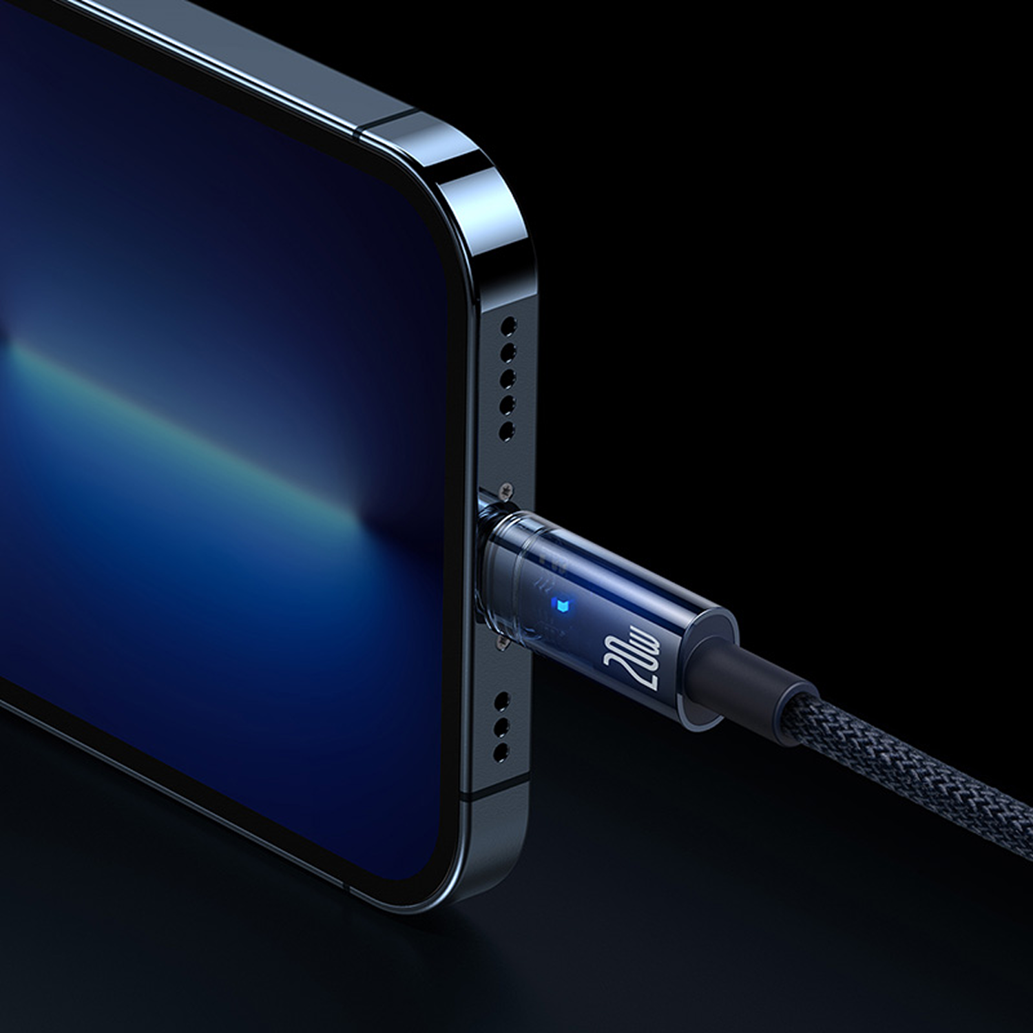 Un teléfono se está cargando con un cable de 20W. El cable está enchufado al teléfono. El fondo es negro.