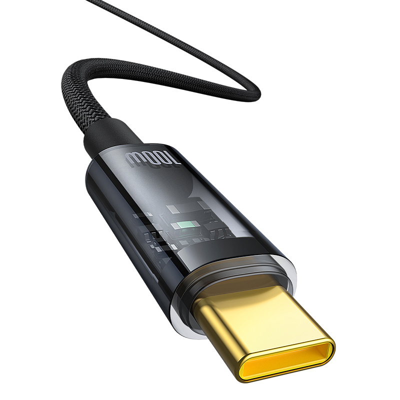 Un cable de carga USB-C con un cable trenzado negro y un conector de plástico transparente con punta dorada.
