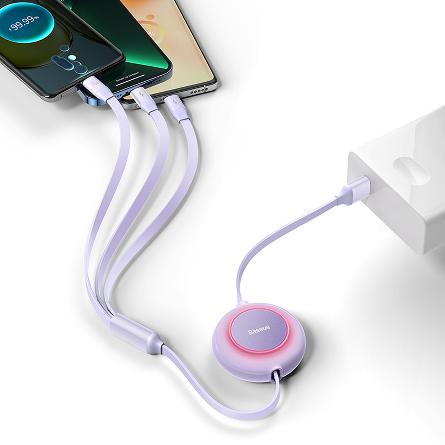 Teléfonos cargando con múltiples cables. Un banco de energía está conectado a un hub Baseus. El hub y los cables son de color morado claro.