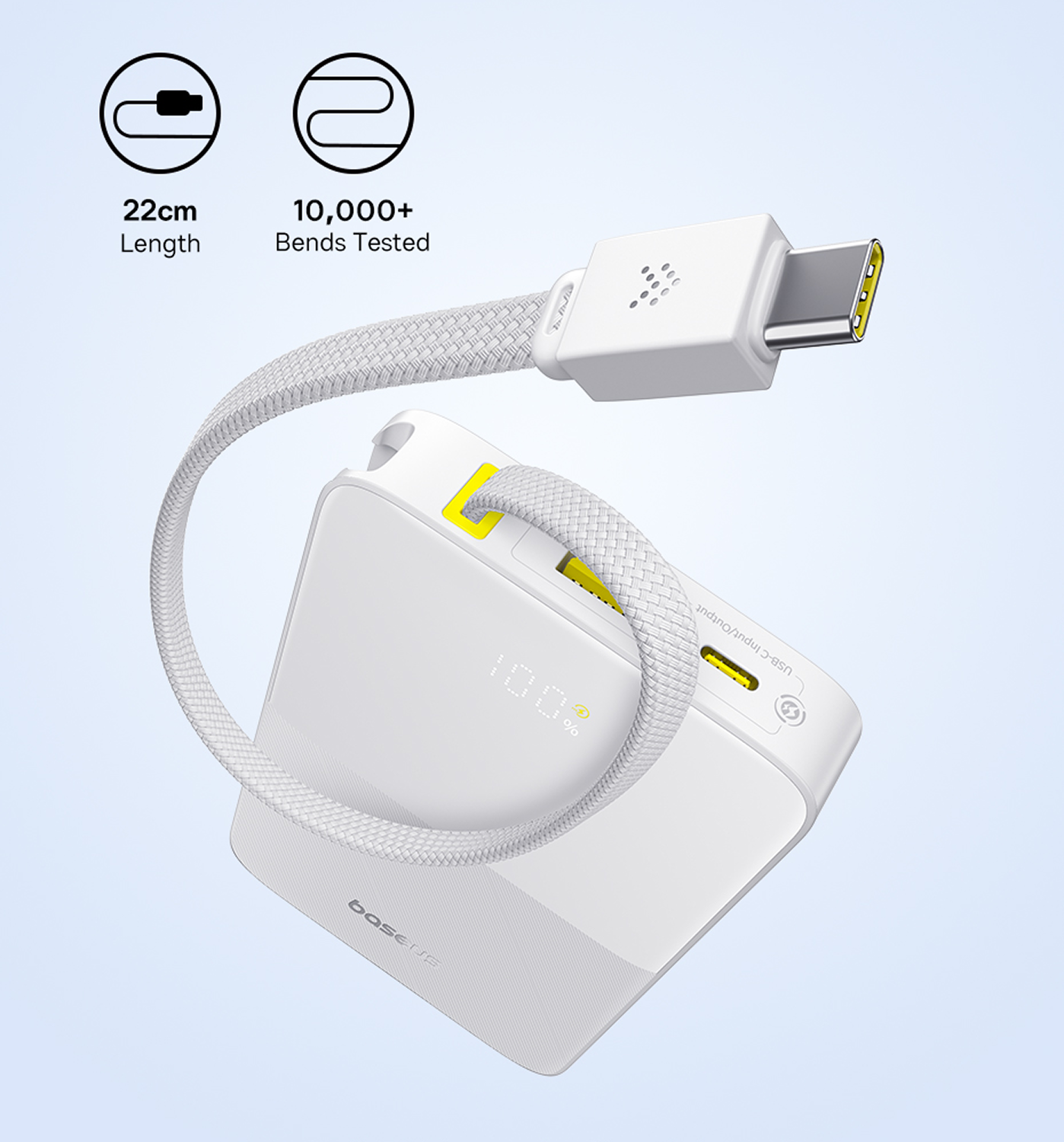 Un banco de energía blanco con un cable USB-C blanco. El banco de energía muestra el 100%. El cable está conectado al banco de energía y a un conector USB-C.