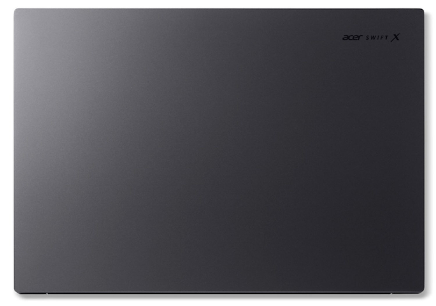 Tapa de portátil gris oscuro con el logotipo 'acer SWIFT X'. La tapa tiene un acabado mate. El fondo es blanco.