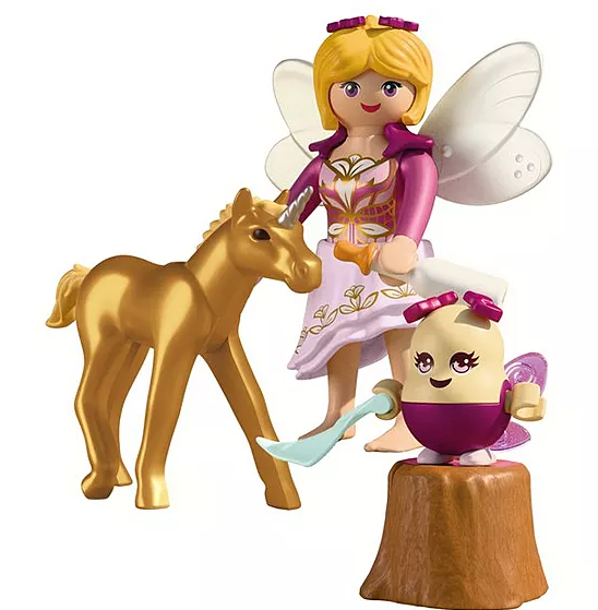 Eine Fee mit einem Einhorn und einer kleineren Fee. Die Hauptfee hält eine Flasche. Die kleinere Fee steht auf einem Baumstumpf und hält einen Löffel.