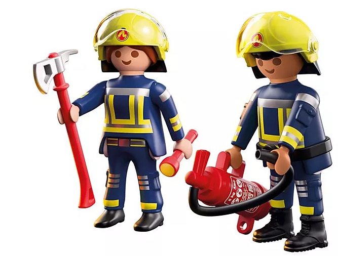 Zwei Spielzeugfeuerwehrleute mit gelben Helmen und blauen Uniformen. Einer hält eine rote Axt und Taschenlampe, der andere einen Feuerlöscher.