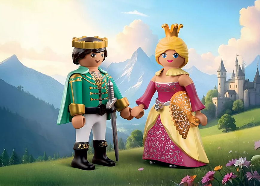 Ein Spielzeugprinz und eine Prinzessin halten sich auf einer Wiese an den Händen. Berge und ein Schloss sind im Hintergrund.